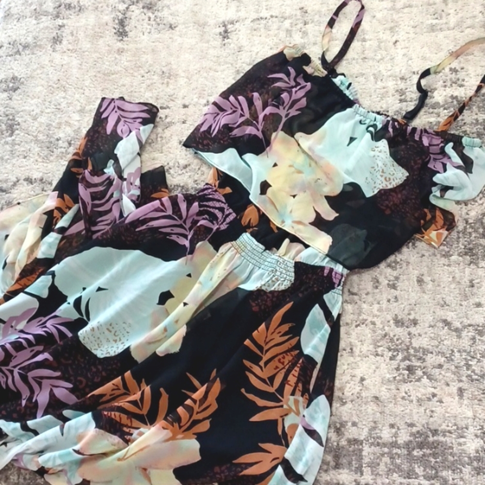 Elegant strap dress, mid to long flow length, light, size small,